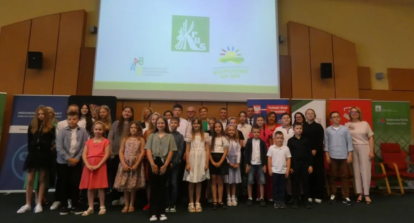 Uczennice z powiatu zambrowskiego laureatkami wojewódzkich konkursów organizowanych przez KRUS