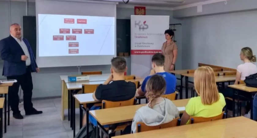 Uczniowie zambrowskich szkół ponadpodstawowych wzięli udział w pierwszej edycji Akademii podatkowej podlaskiej KAS [FOTO]