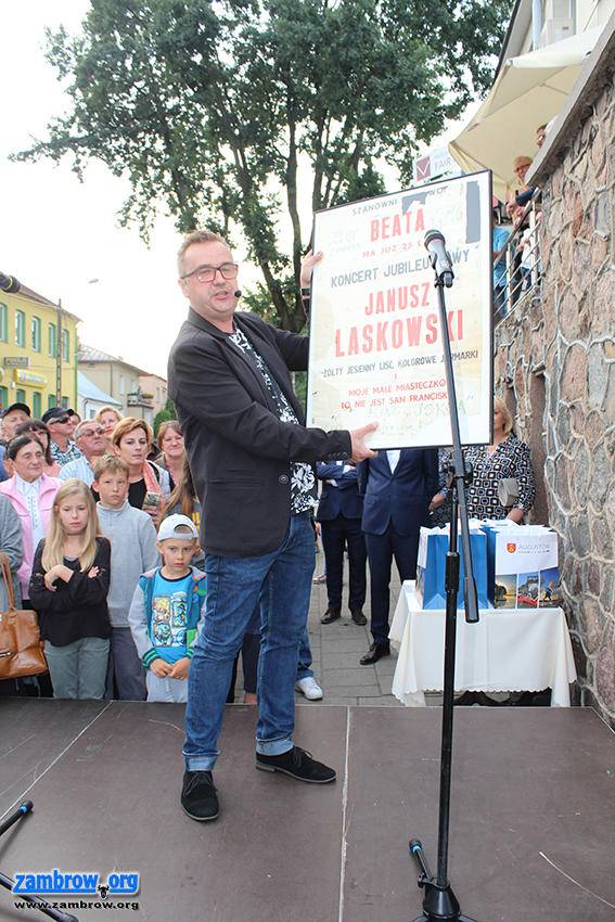 W Augustowie stanęła ławeczka Beaty z Albatrosa autorstwa zambrowskiego rzeźbiarza [foto]