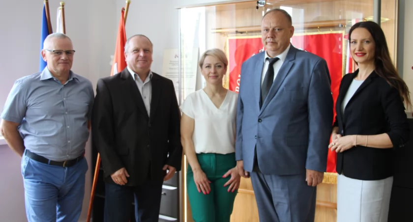 Powiat przekazał Gminie Szumowo odcinki starodroża DK8 [FOTO]