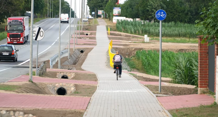 Zakończyła się budowa ścieżki rowerowej wzdłuż ul. Ostrowskiej w Zambrowie [FOTO+VIDEO]