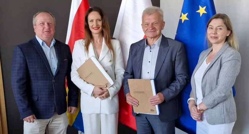 Podpisano umowę na dofinansowanie termomodernizacji wspólnej siedziby Starostwa Powiatowego i Urzędu Miasta w Zambrowie [FOTO]