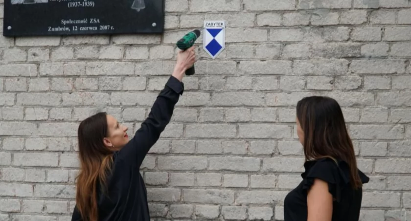 Kolejne budynki w Zambrowie oznaczone błękitną tarczą - „Zabytek chroniony prawem” [FOTO]
