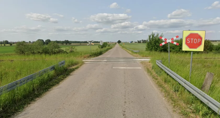 Wypadek na przejeździe kolejowym. Osobówka zderzyła się z szynobusem