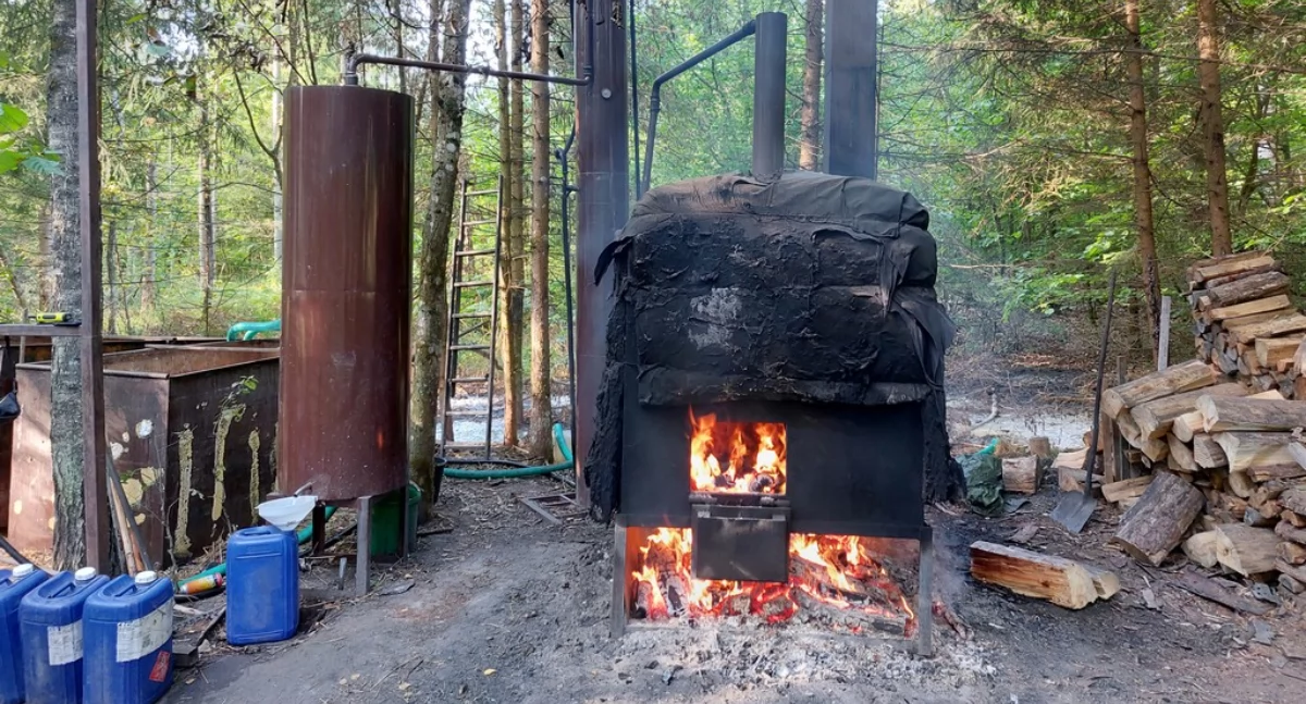 Leśna bimbrownia zlikwidowana. Ponad 700 litrów nielegalnego alkoholu [FOTO+VIDEO]