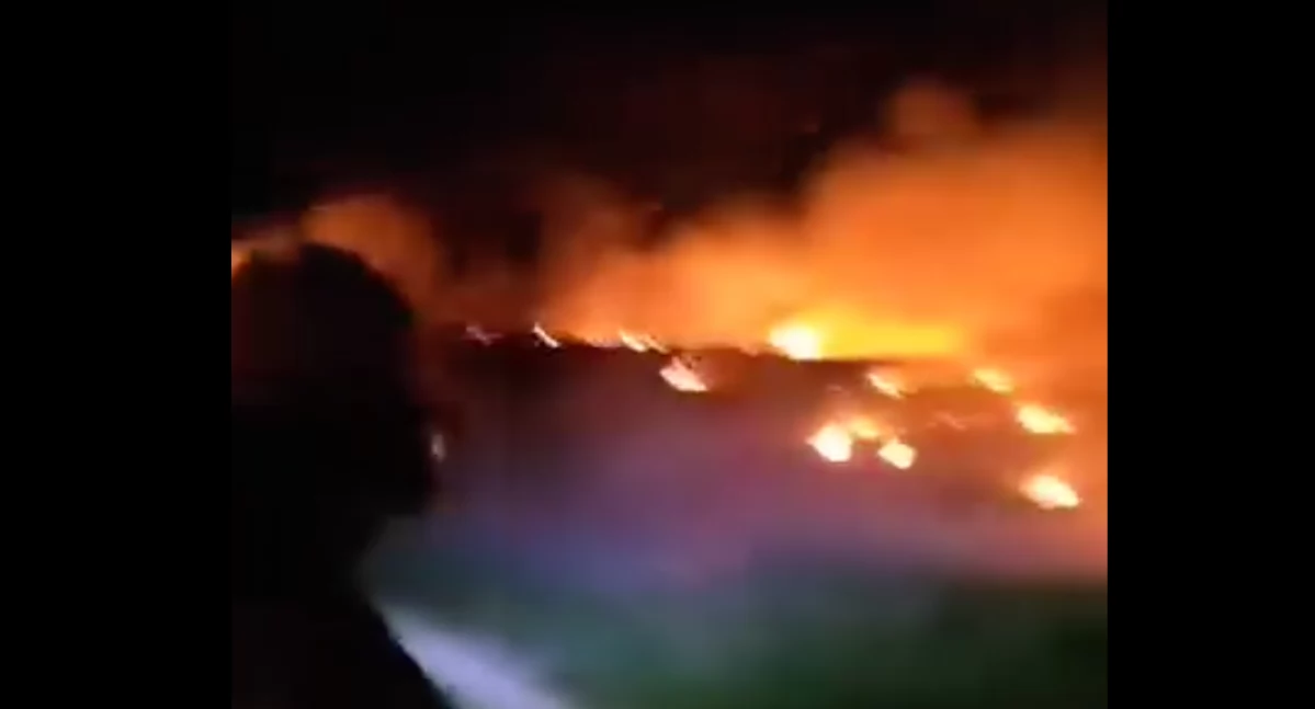 8 zastępów strażaków walczyło z pożarem traw w gminie Rutki [VIDEO+FOTO]