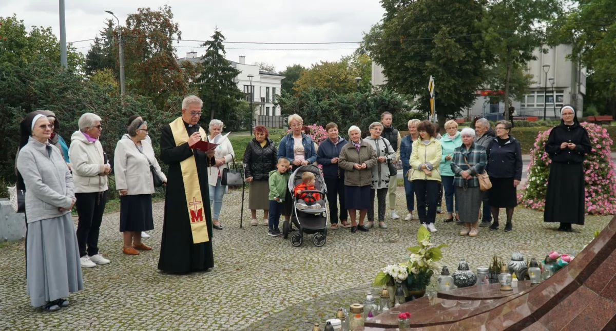 Koronka na ulicach miast - wierni z 
