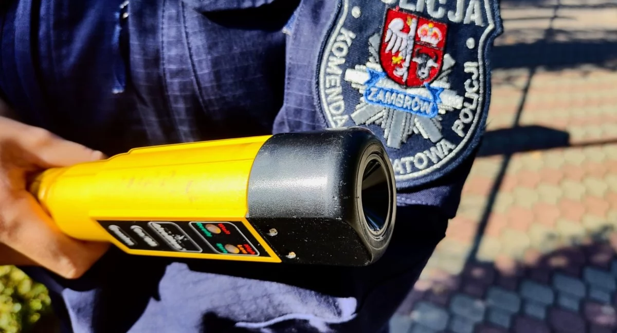 Pijany kierowca wjechał w znak drogowy i próbował uciec. Zatrzymał go świadek zdarzenia