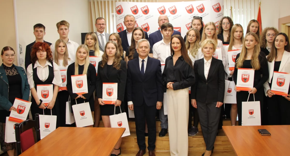 Starosta wręczyła stypendia najlepszym uczniom szkół powiatowych [FOTO]