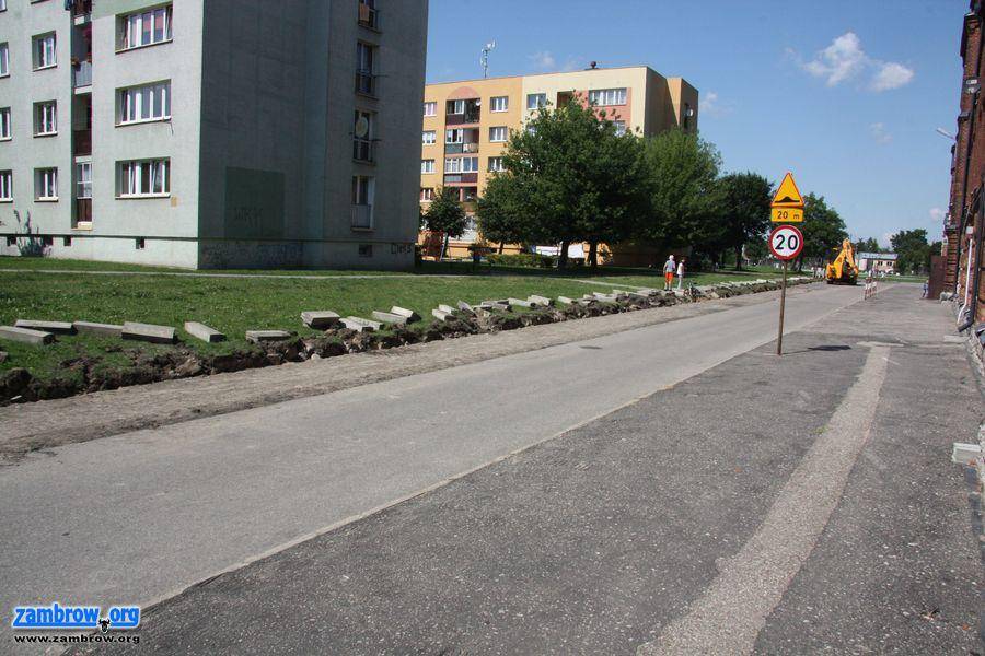 Nowe parkingi, chodniki oraz nawierzchnie dróg i placów powstają w Zambrowie [foto]