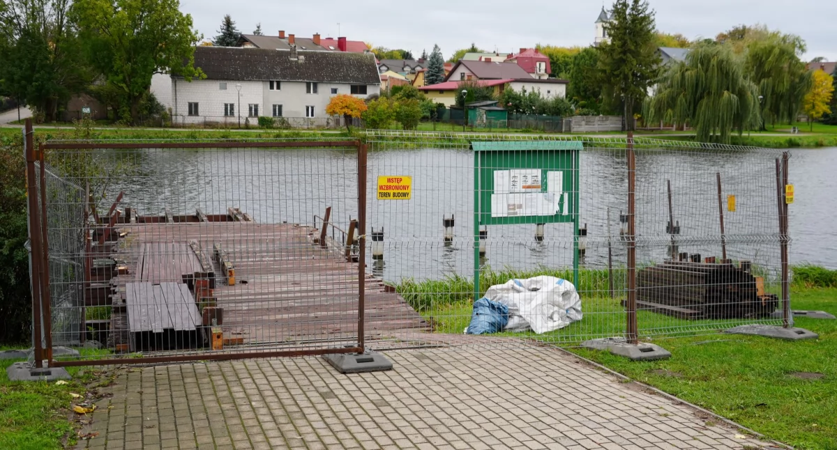 Rozpoczął się remont pomostu nad zalewem w Zambrowie [FOTO]
