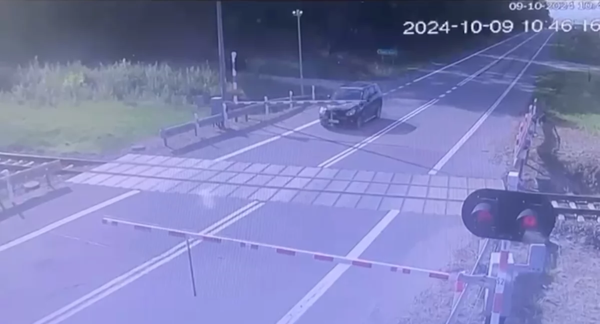 Wjechała na przejazd kolejowy i wyłamała jedną z rogatek [VIDEO]