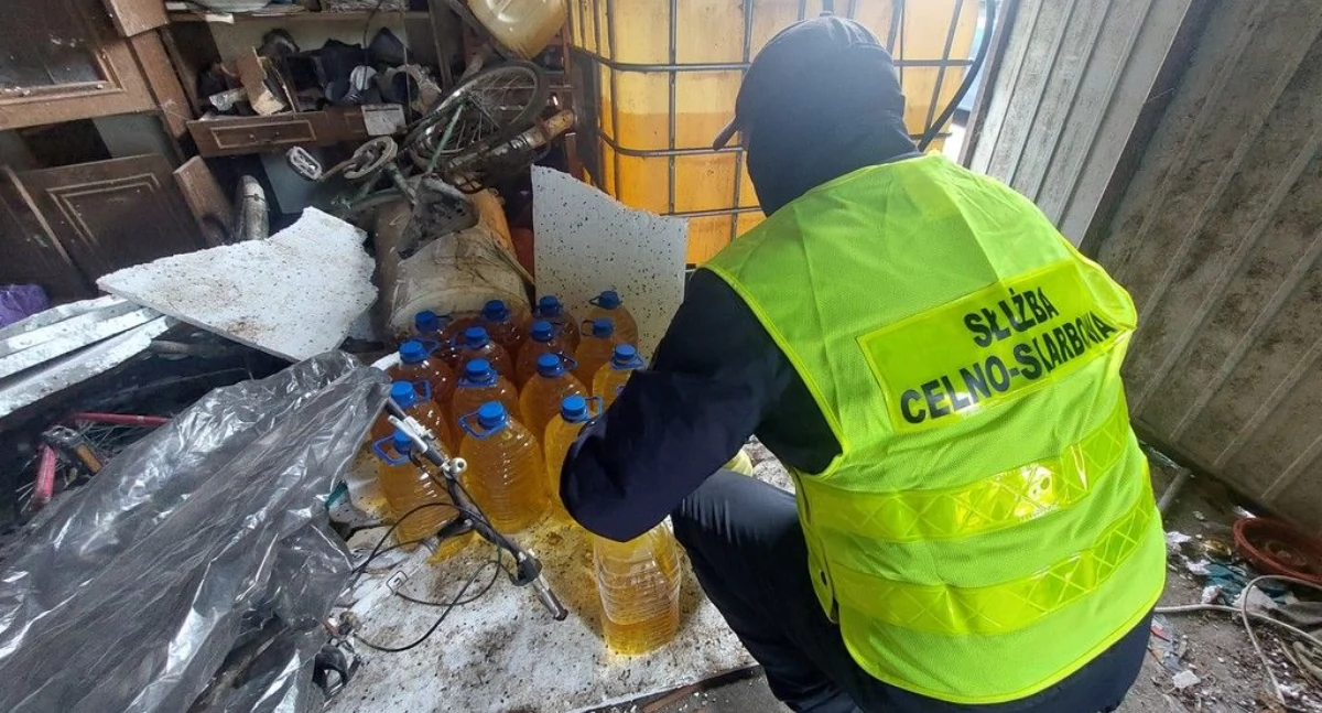 Bimbrownia w oborze. Nielegalny alkohol pośród krów i martwych szczurów