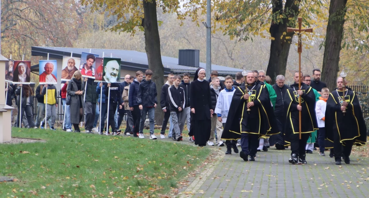 Korowód świętych w 