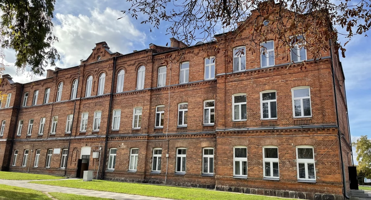 Miasto zamierza wyremontować elewację jednego z koszarowych budynków w Zambrowie [FOTO]