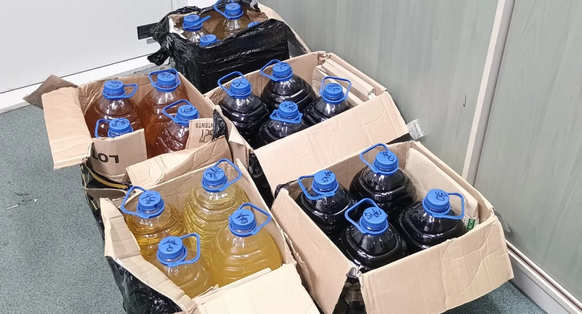 KAS: 100 litrów nielegalnego alkoholu w przesyłkach kurierskich [FOTO]