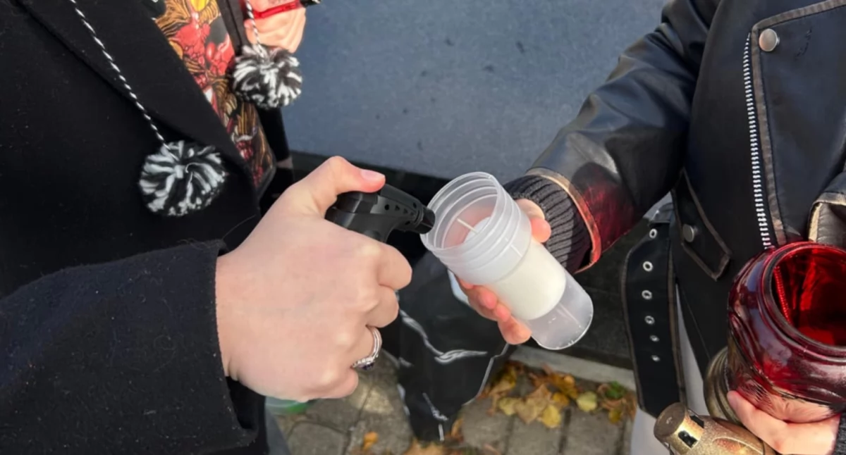 Wolontariusze z I LO sprzątali groby [FOTO]