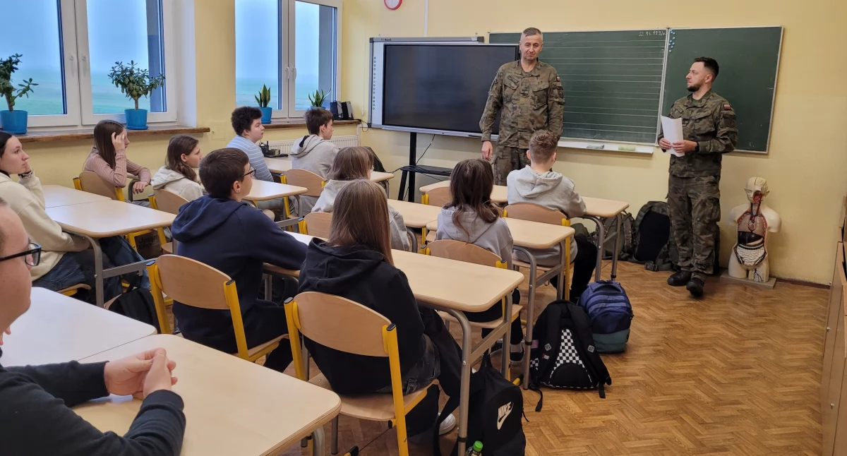 Żołnierze 1.PBOT ruszyli do szkół w ramach 2. edycji projektu 