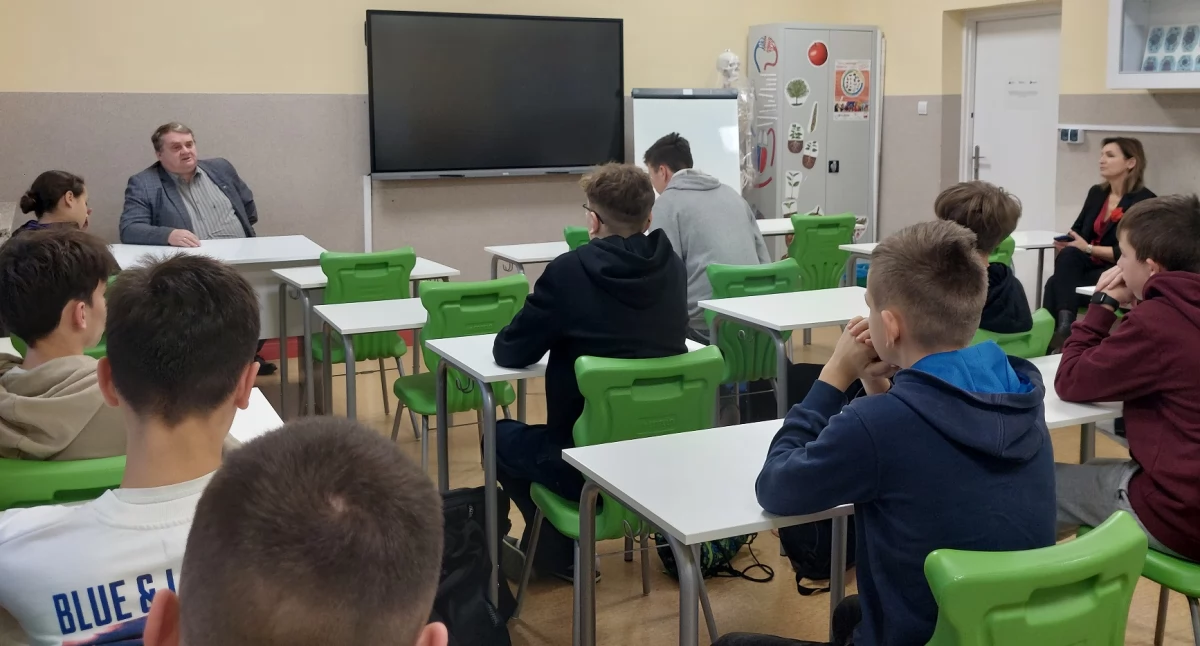 Sekretarz Gminy Zambrów poprowadził lekcję w SP w Osowcu [FOTO]