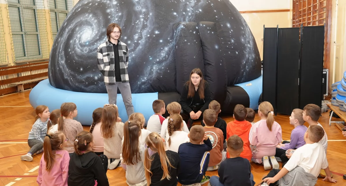 Mobilne planetarium z Centrum Nauki Kopernik zawitało do SP4 w Zambrowie [FOTO]