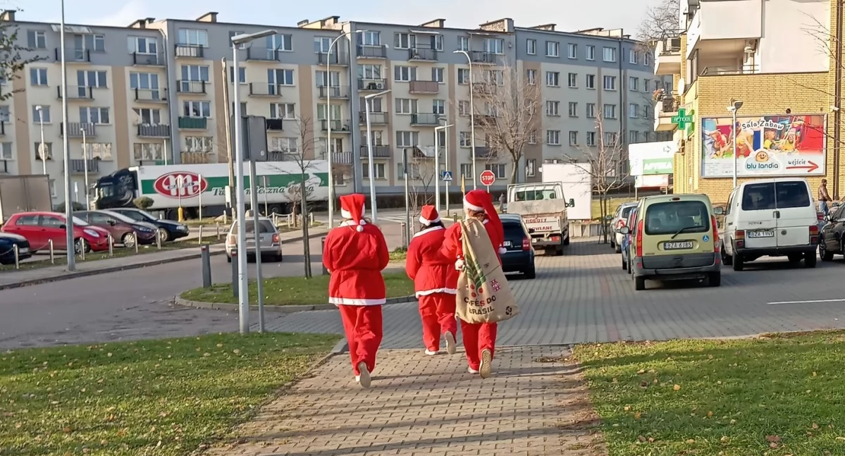  Pomocnicy Mikołaja przeszli ulicami Zambrowa [FOTO]