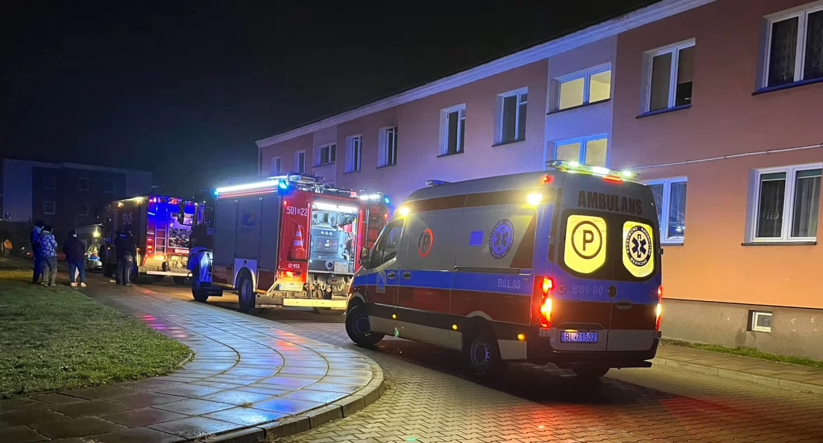 Jedna osoba w szpitalu po pożarze mieszkania w Zambrowie [FOTO]