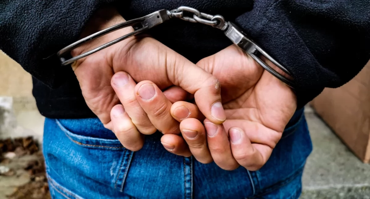 Groził kobiecie, a potem ruszył z nożem na policjantów