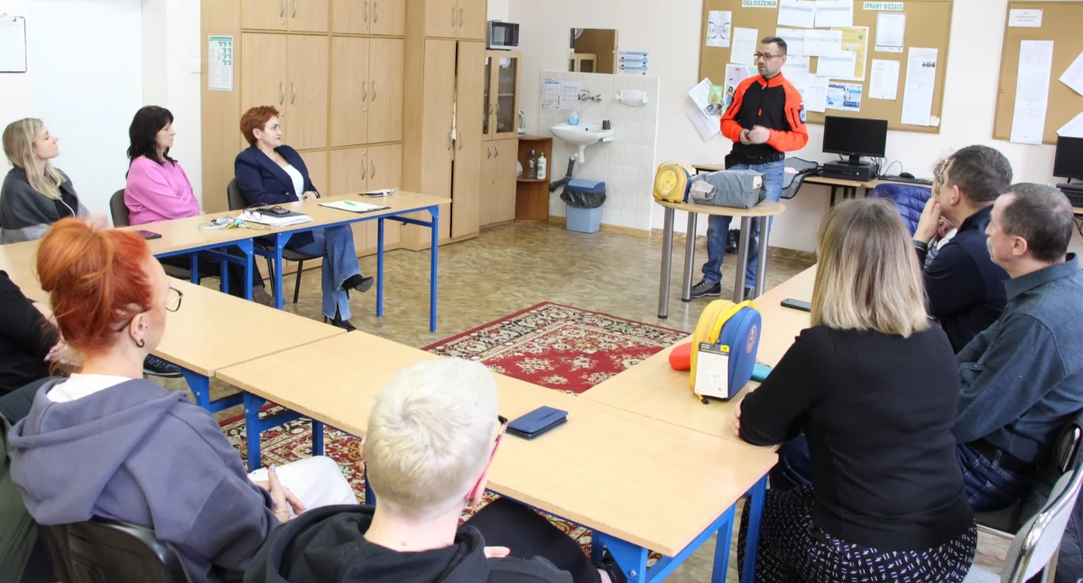Nowe defibrylatory AED w zambrowskich szkołach ponadpodstawowych i SOSW w Długoborzu [FOTO]