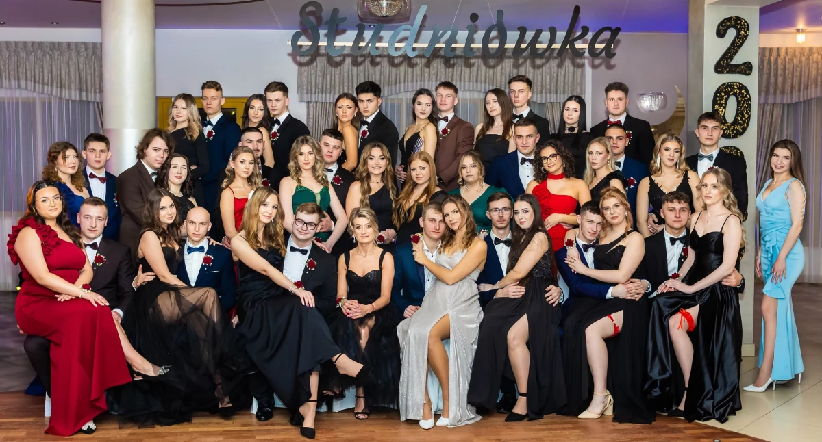 Studniówka ZS1 2025 - mamy zdjęcia grupowe!