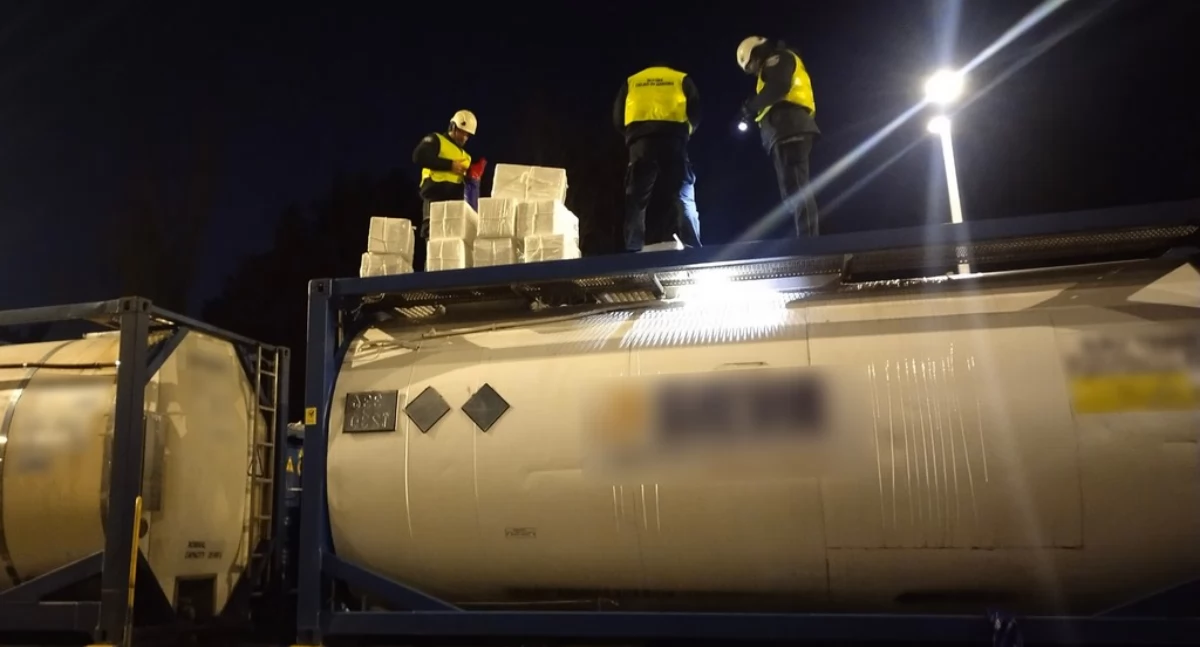 Przemyt papierosów w kolejowej cysternie z żywicą