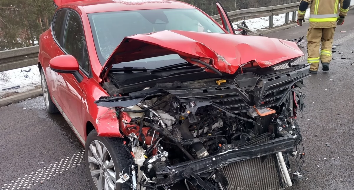 Wypadek na S8. Trzy osoby w szpitalu [FOTO]
