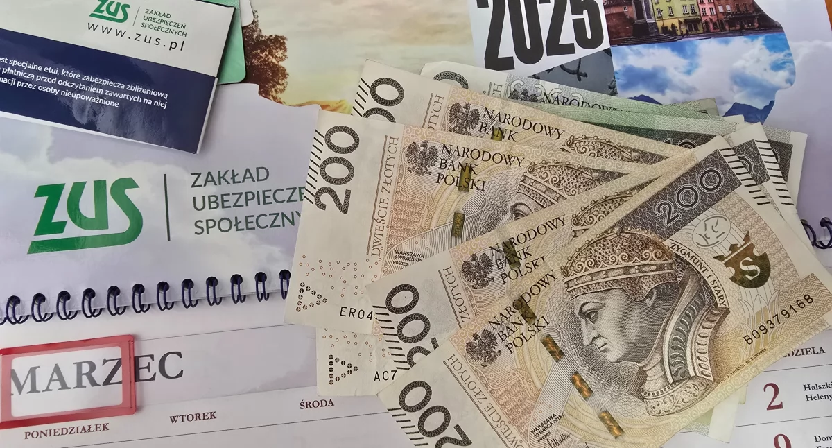 Terminarz wypłat zwaloryzowanych świadczeń z ZUS-u. Niektórzy emeryci i renciści otrzymają je wcześniej niż zazwyczaj