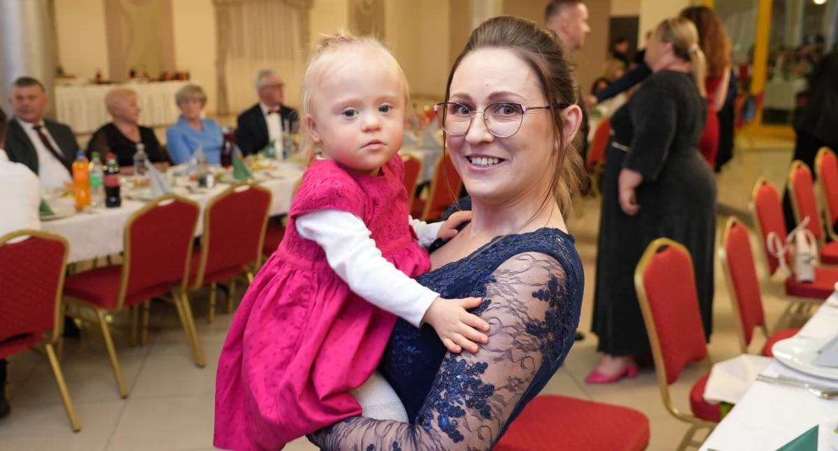 Trwa IX Samorządowy Bal Charytatywny. Uczestnicy będą licytować na rzecz 3-letniej Zuzi [FOTO+VIDEO]