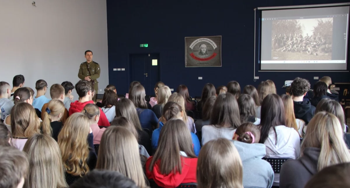 Lekcje historii o Żołnierzach Wyklętych w zambrowskich szkołach [FOTO]