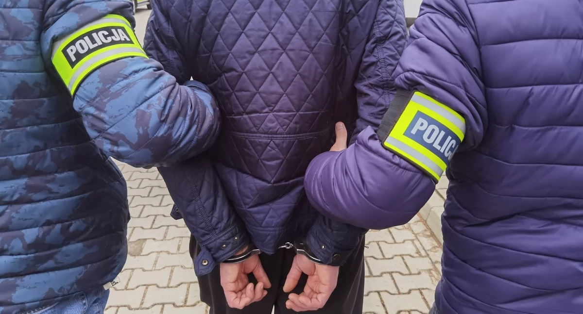 Zaatakował ratowników medycznych. W jego domu znaleziono narkotyki, amunicję i materiał wybuchowy