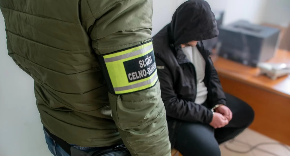 KAS rozbiła zorganizowaną grupę przestępczą, która sprzedawała nielegalny alkohol