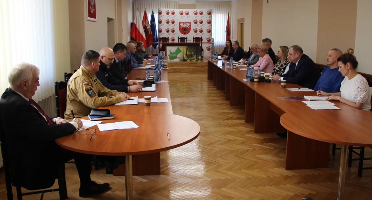 Posiedzenie Powiatowego Zespołu Zarządzania Kryzysowego w Zambrowie w sprawie Ośrodka dla cudzoziemców w Czerwonym Borze [FOTO]