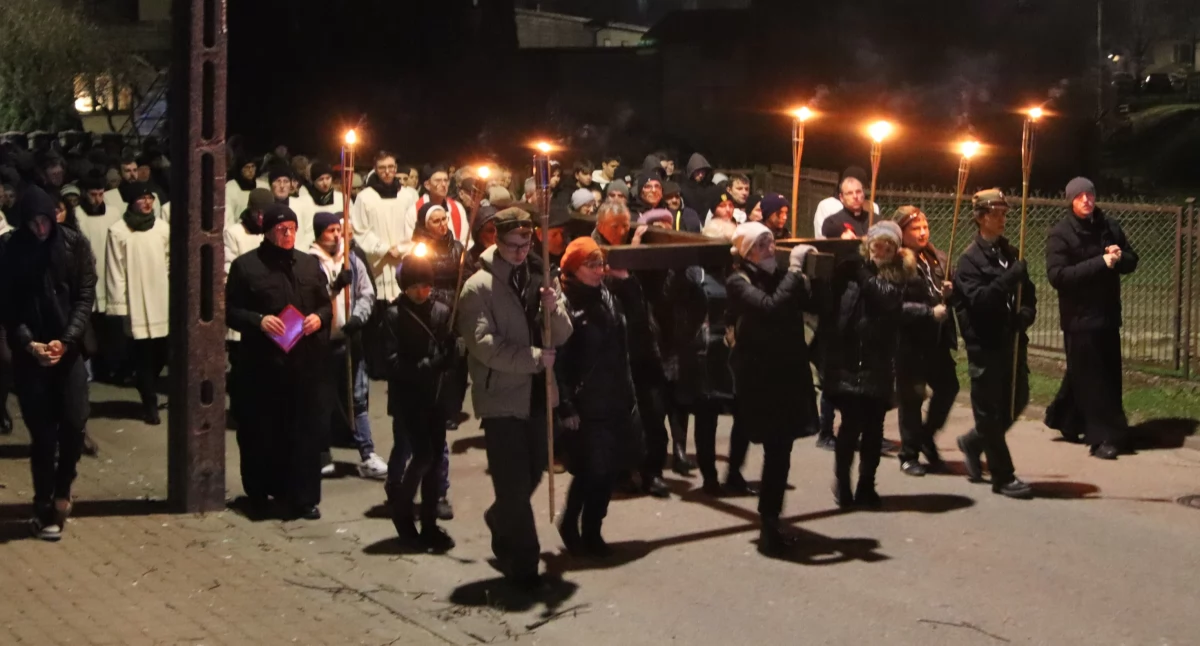 Rekolekcyjna Droga Krzyżowa przeszła ulicami Zambrowa [FOTO+VIDEO]