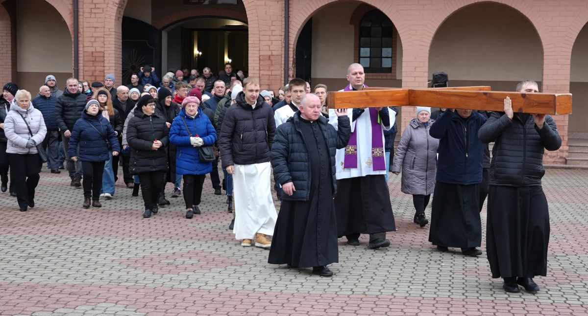 Droga krzyżowa z parafii pw. św. Józefa Rzemieślnika przeszła ulicami Zambrowa [FOTO+VIDEO]