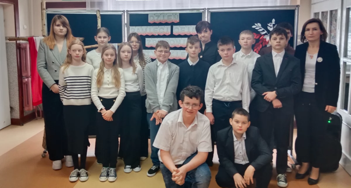 Uczniowie SP w Starym Skarżynie uczcili pamięć ofiar zbrodni katyńskiej [FOTO]