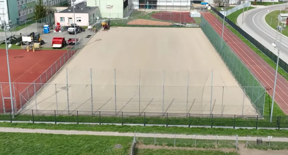 Trwa modernizacja orlika przy SP3 w Zambrowie [FOTO]