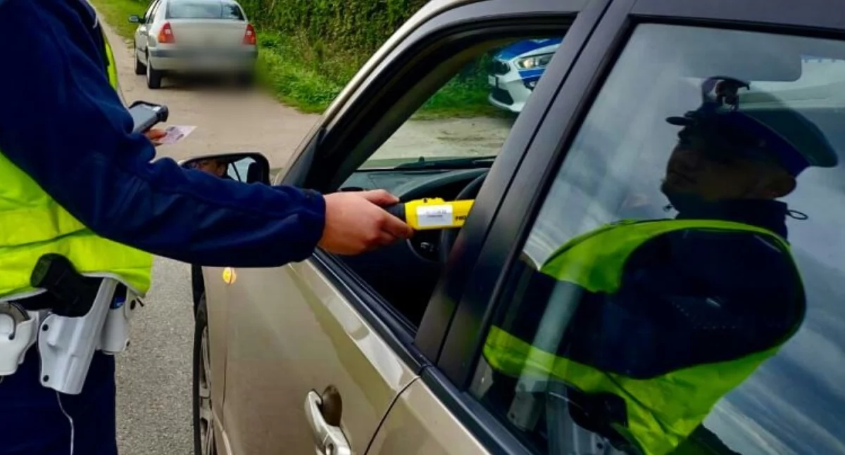 Policjanci sprawdzają trzeźwość kierowców