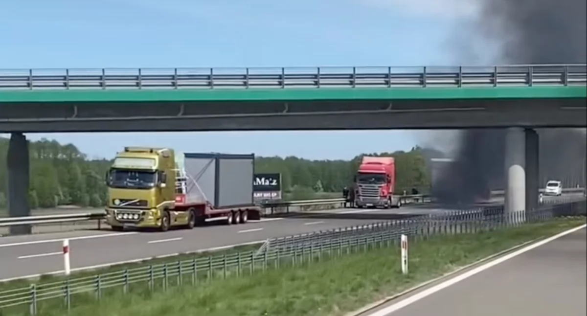 Pali się naczepa ciężarówki na S8. Droga zablokowana [FOTO+VIDEO]