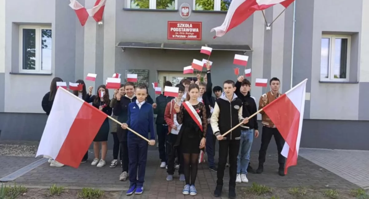Uczniowie Szkoły Podstawowej w Portem-Jabłoni uczcili 234. rocznicę uchwalenia Konstytucji 3 Maja [FOTO]