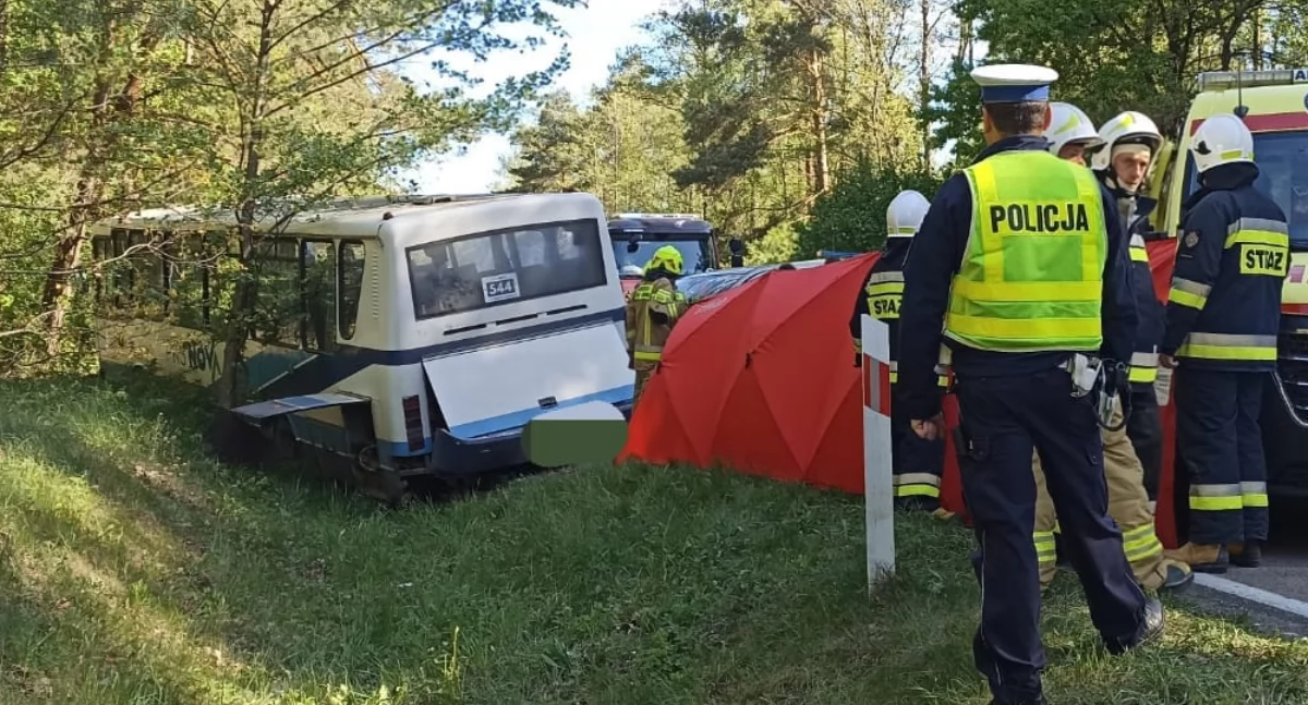 Wypadek autobusu szkolnego w sąsiednim powiecie. Jedna osoba nie żyje - AKTUALIZACJA