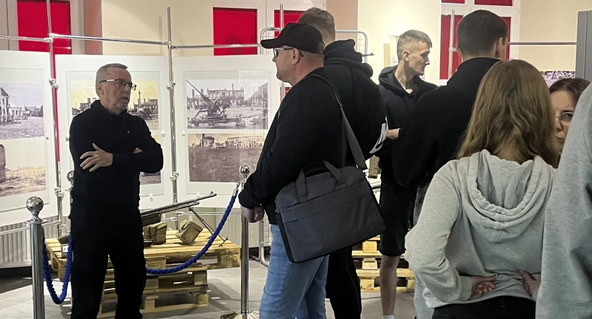 Młodzież z Ochotniczego Hufca Pracy w Regionalnej Izbie Historycznej [FOTO]