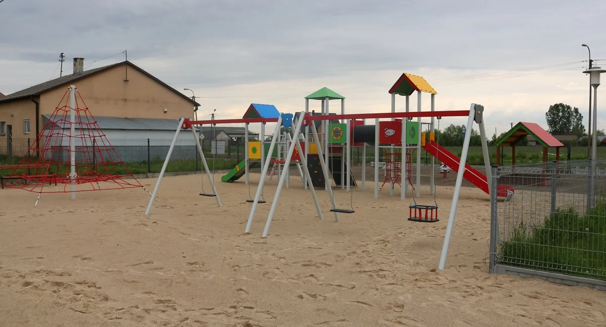 Nowy plac zabaw w Paproci Dużej [FOTO]