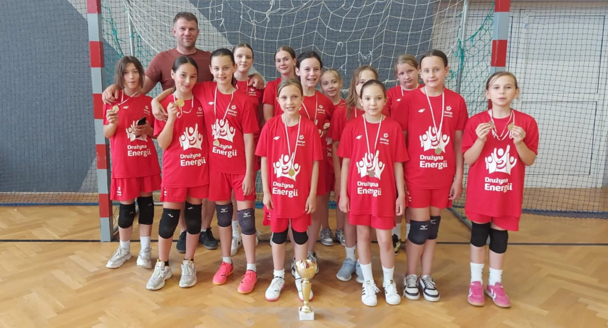 Sukcesy uczennic SP4 Zambrów na Ogólnopolskim Turnieju w Piłce Ręcznej w Winnicy i Ostrołęce [FOTO]