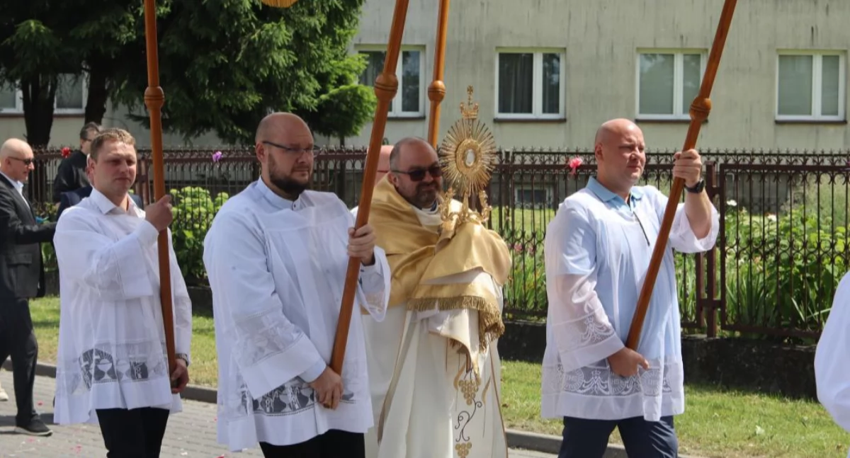 Boże Ciało 2025: Procesje przeszły ulicami Zambrowa [FOTO]
