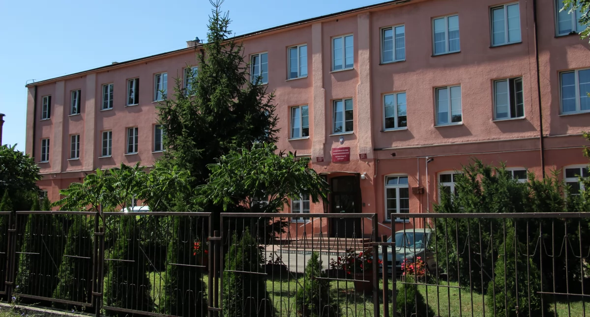 Czy imigranci deklarujący wiek poniżej 18 lat trafią do domu dziecka w Zambrowie? 